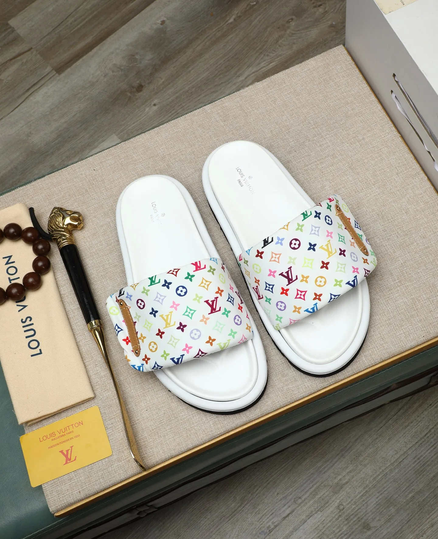 Factory price 360 ​​🐢🐢Men's shoes for couples, with drawer box [LOUIS VUITTON] Louis Vuitton, the latest LV official website printed wallet and men's and women's slippers 🔥🔥🔥 are now on the market. The drawer box is packaged with cloth bags and cards. The upper pattern looks very soft and waxy, and is a super versatile leg slimming tool. Fabric: Imported denim/down silk cotton embossed, LV hardware LOGO, official website pattern printing, lining: water-dyed sheepskin down filling, comfortable to wear, feet: high-elastic PU water platform. Sole: foam sole, heel height: about 5cm. Code number 36-44, (35 45 customized)